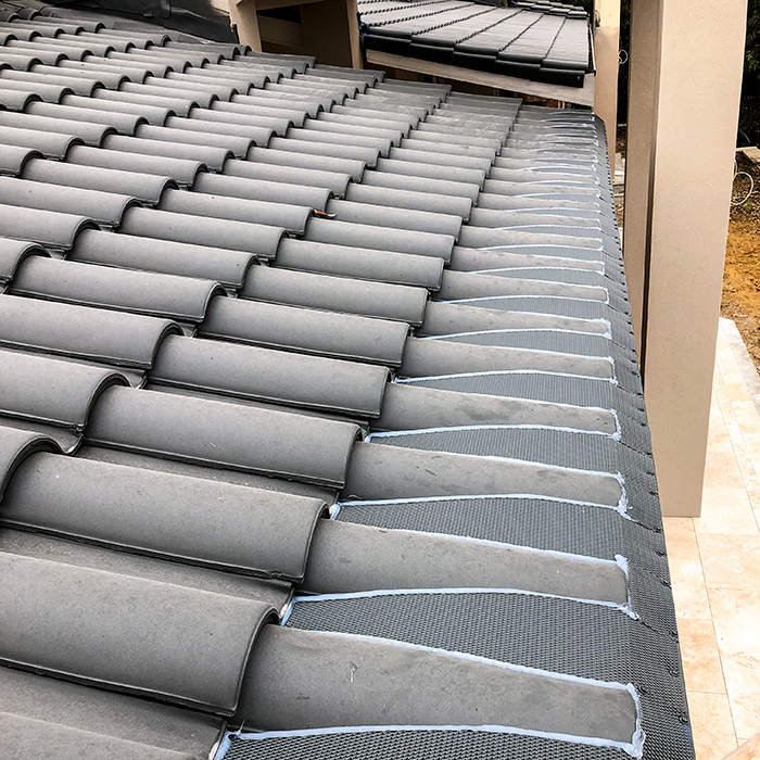  Mesh protection on a Swiss tiled roof 